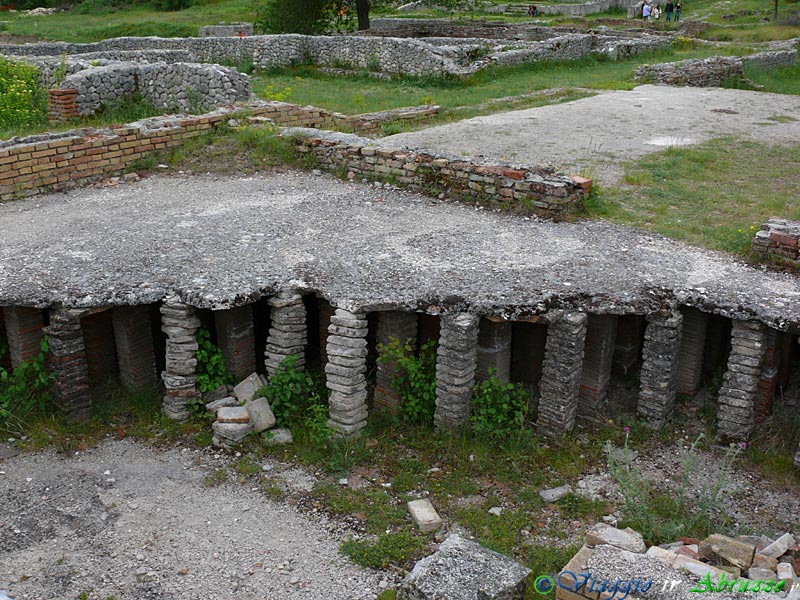 16-P1040196+.jpg - 16-P1040196+.jpg - Il sito archeologico di Alba Fucens, la città fondata da Roma nel 304 a. C.